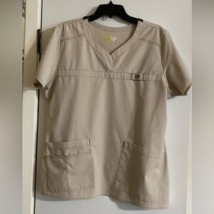 Wonder, wink flex women’s Beige Short Sleeve Scrub Top size large